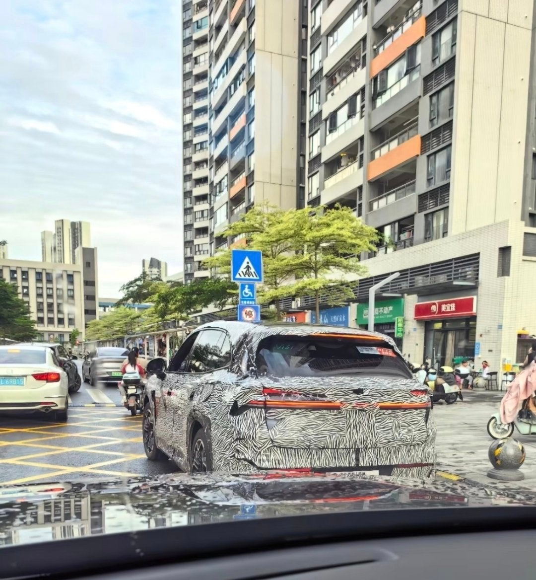 据说是启境 GX7，大五座的 SUV这么快就开始轻伪装上路，感觉进度比想象中快不