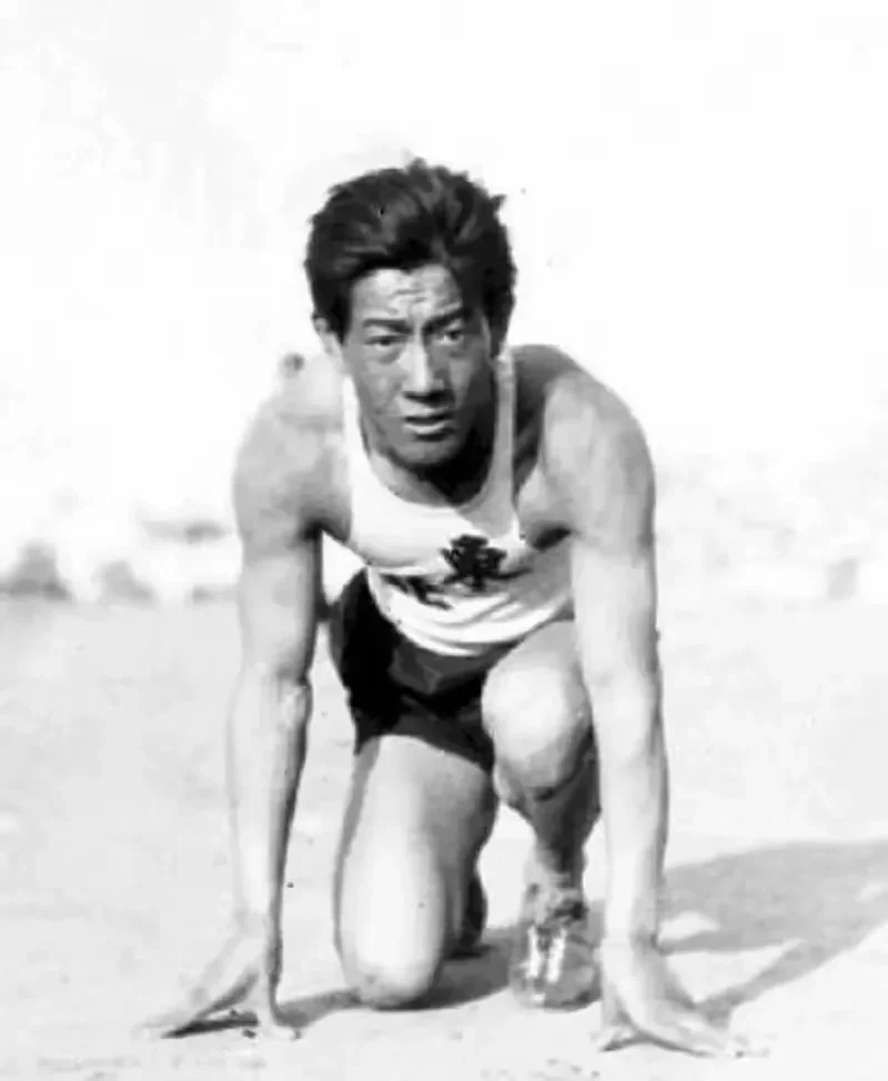 1932年，在张学良的资助下，刘长春一个人前往美国洛杉矶参加第十届奥运...