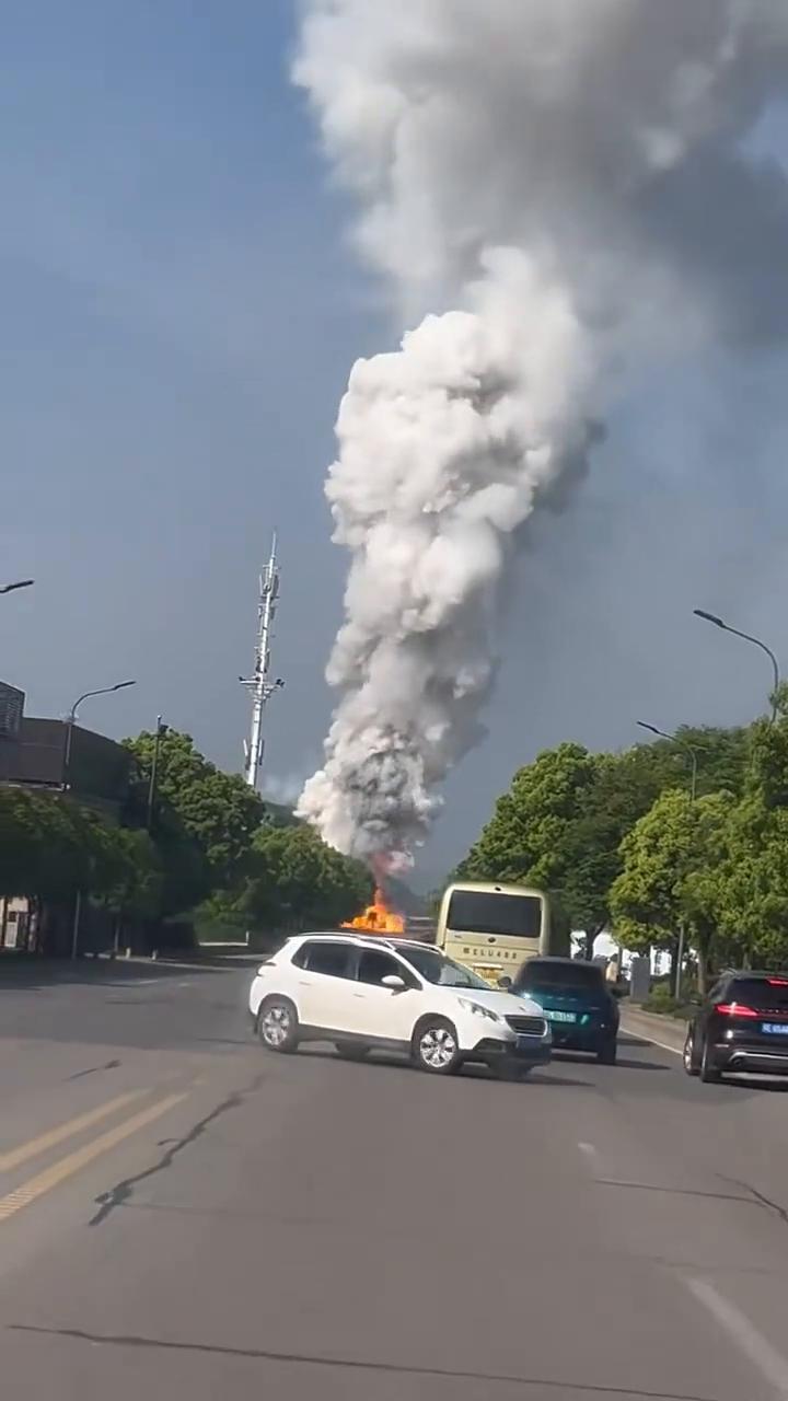 还在查我的天，你是个什么情况？换个别人。车子也是，他爹也是个什么情况？他实在是不