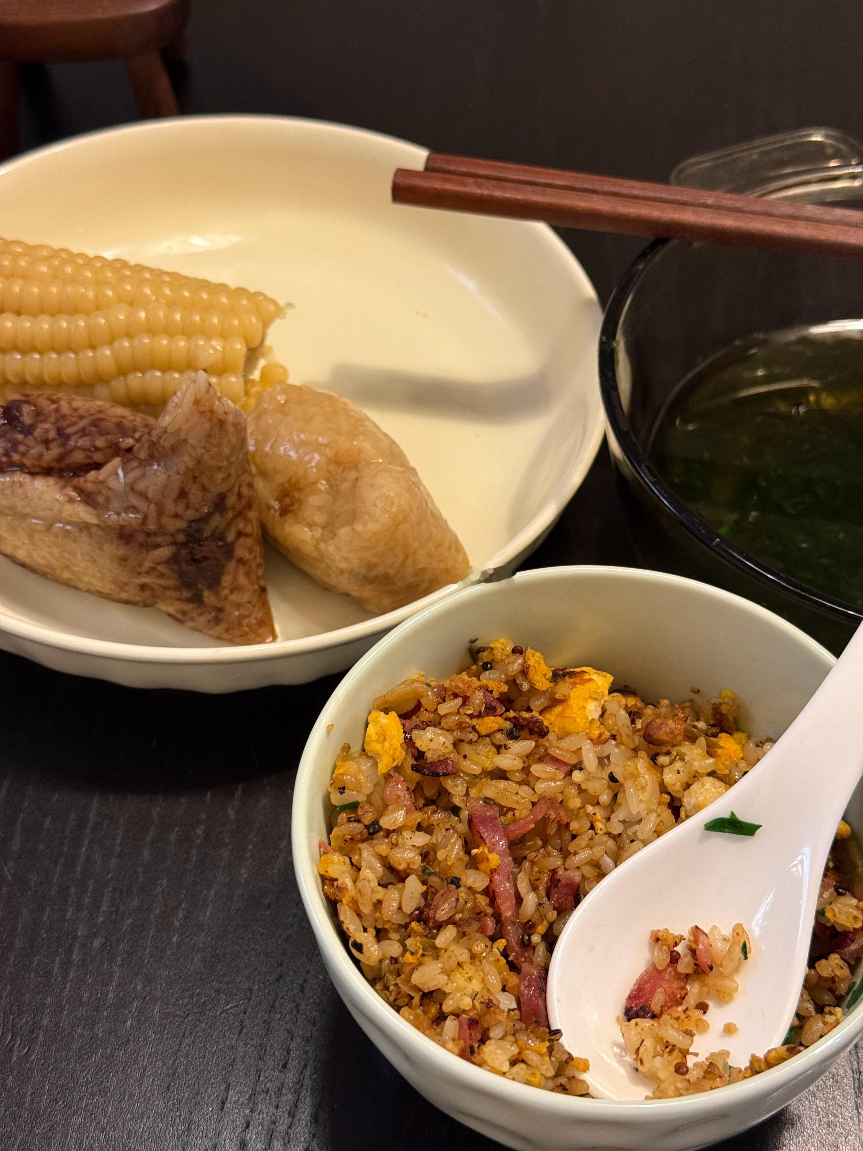 今天加班了，刚到家，室友给我留了一碗他炒的蛋炒饭，还有他从家里带的粽子，谢谢[赞