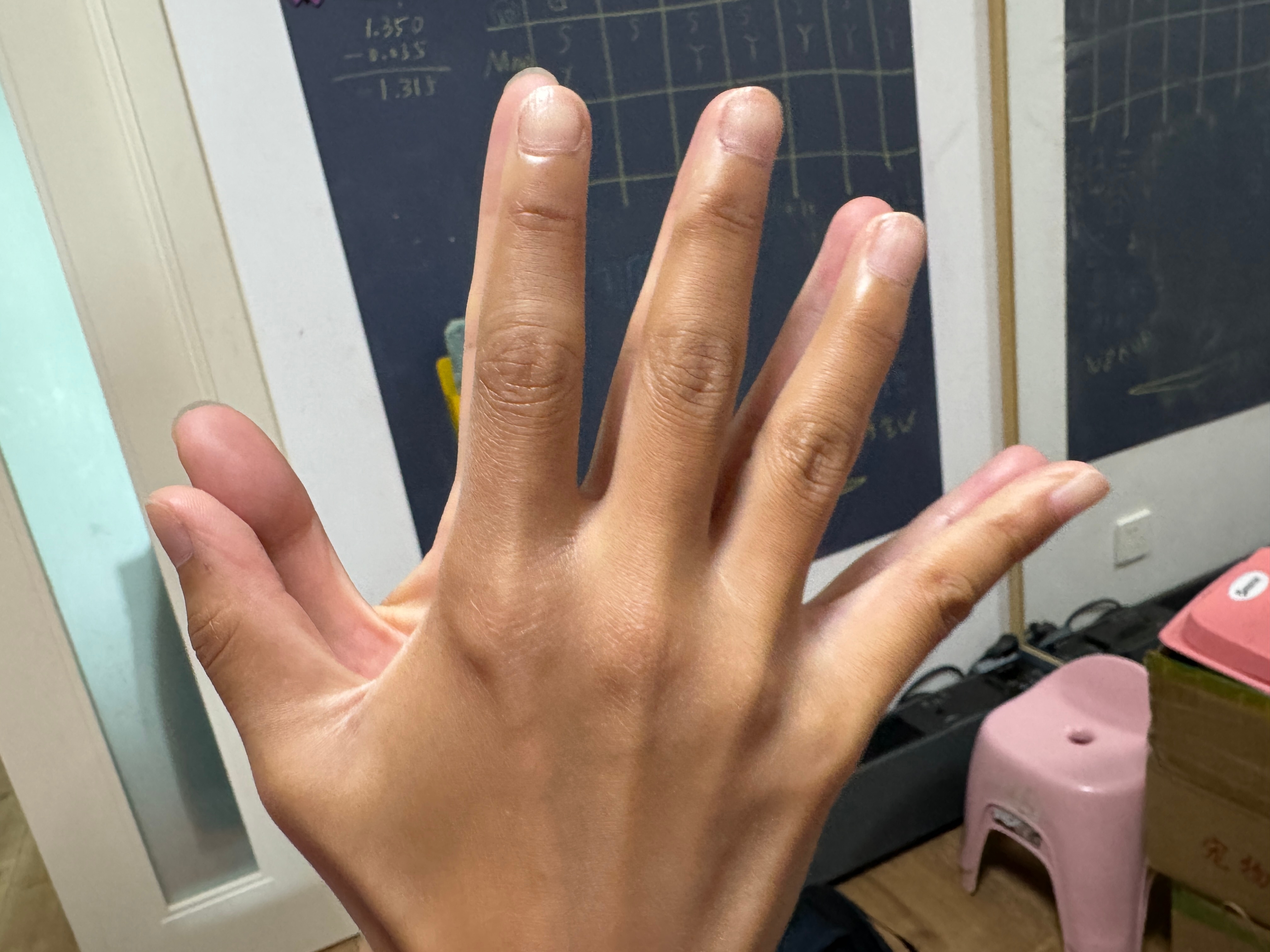 娃的手都和妈一样大了，怪不得我觉得自己老了[晕] ​​​