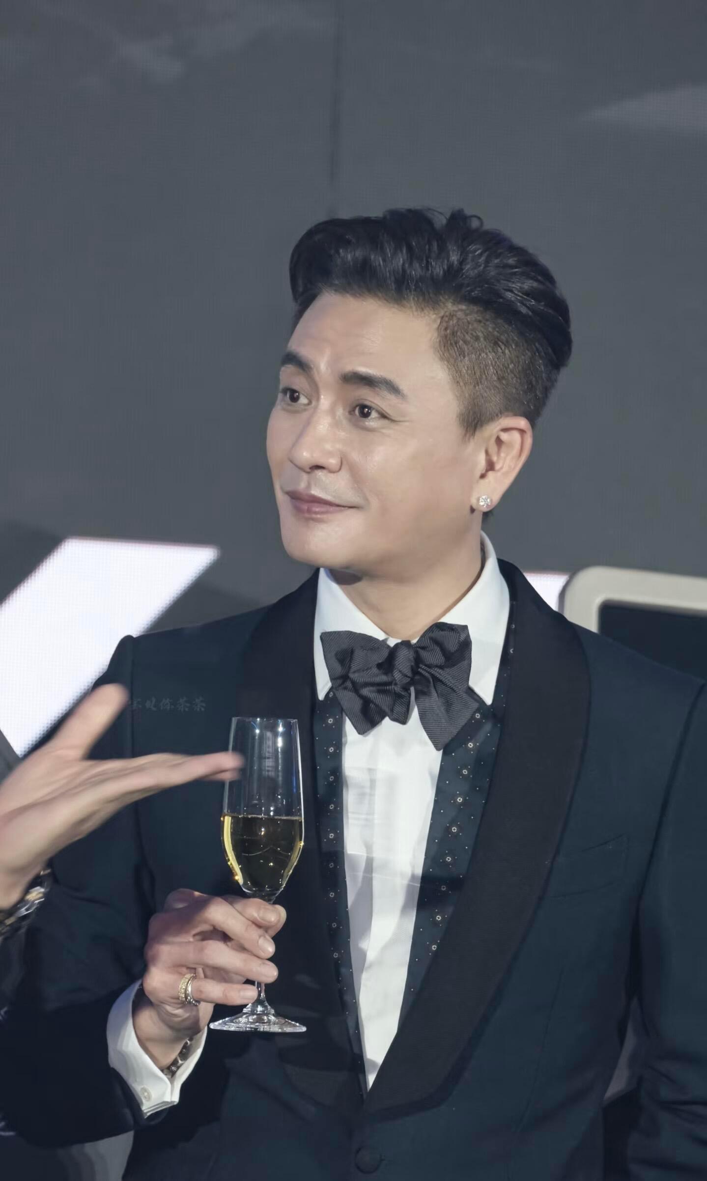 黄宗泽被演艺事业耽误的美食博主 内娱立吃货人设的很多，但像他这样聊到吃双眼放光不