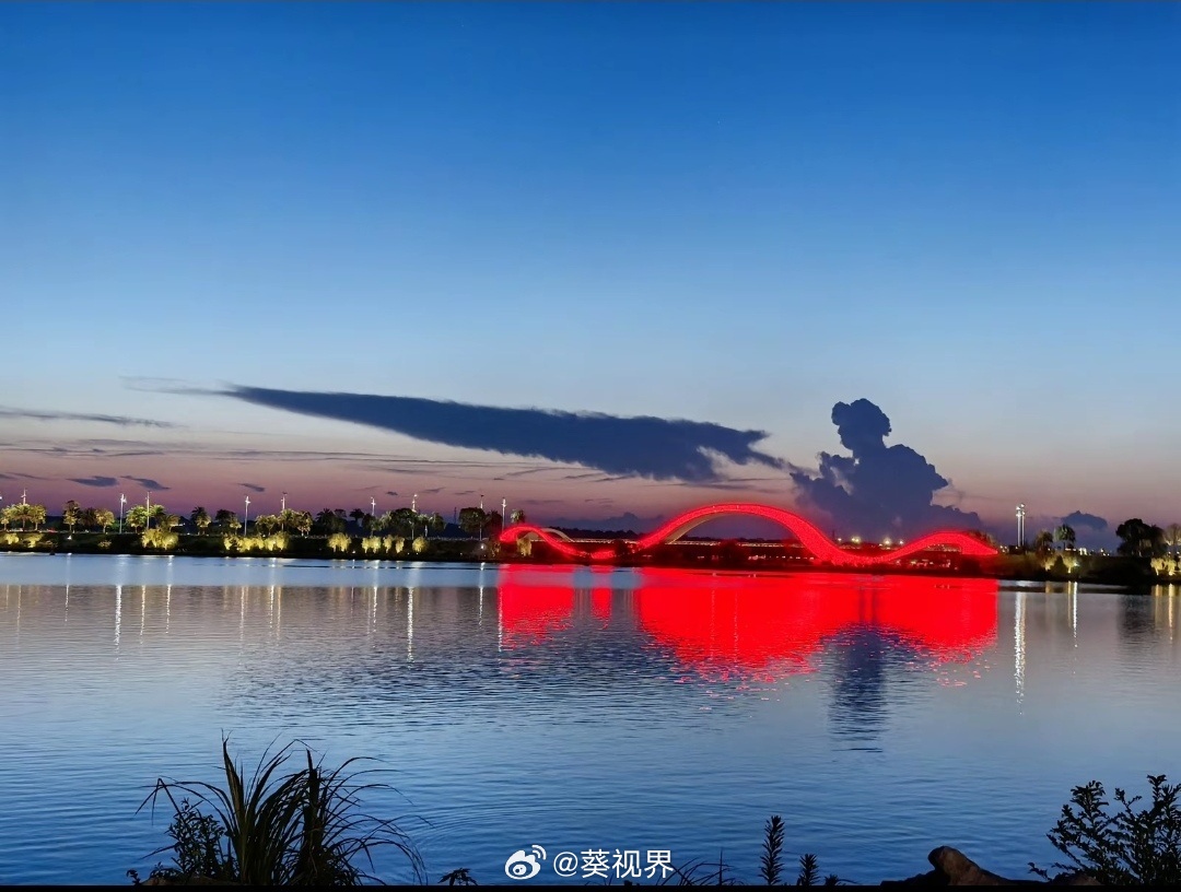 昨天很多江西网友拍到了图1。图2，是一个在湖北黄冈的网友拍的。今日长缨在手，何时