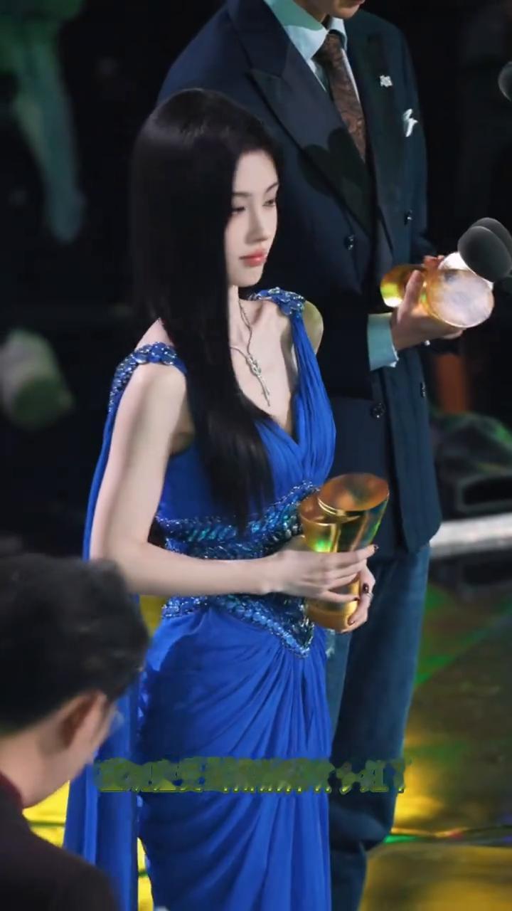 coco直观感受到鞠婧祎有多红了。平常出席活动被各种仿妆也就算了，没想到打个盹都
