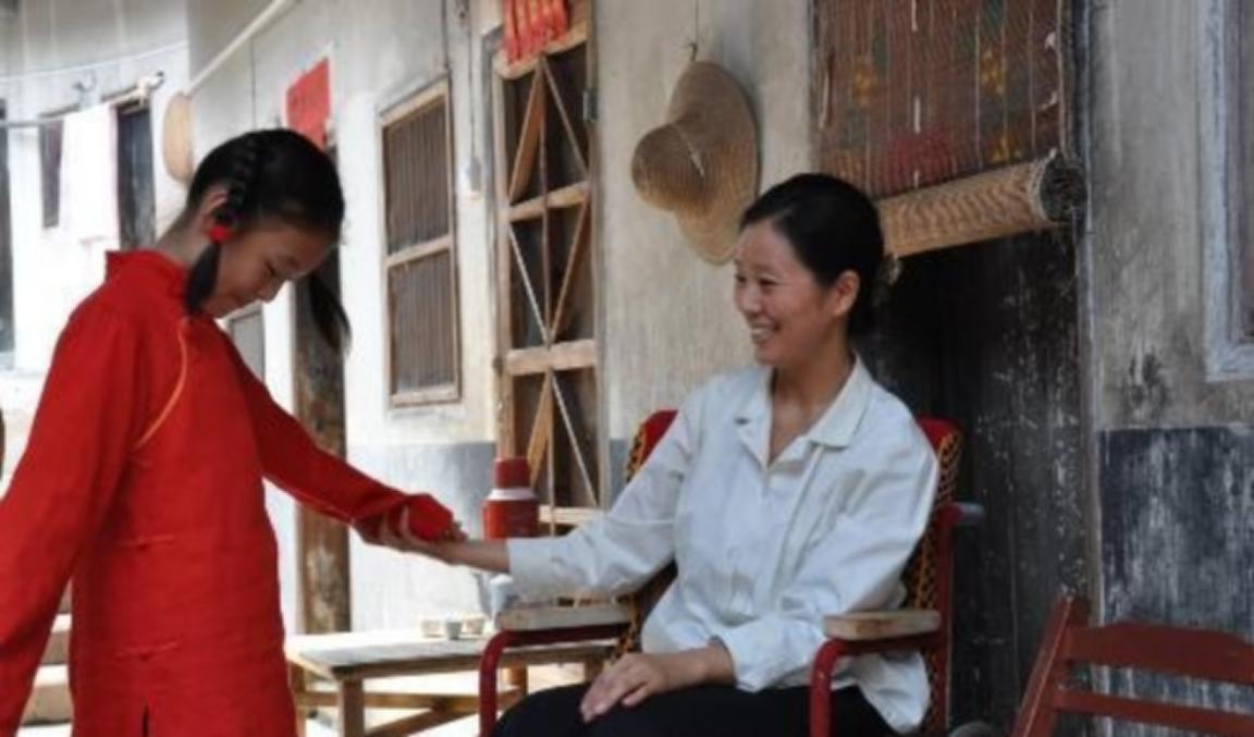 1993年，新婚夜，瘫痪新娘被丈夫抱上炕，含泪道：“我这身子，也不能给你生个孩子