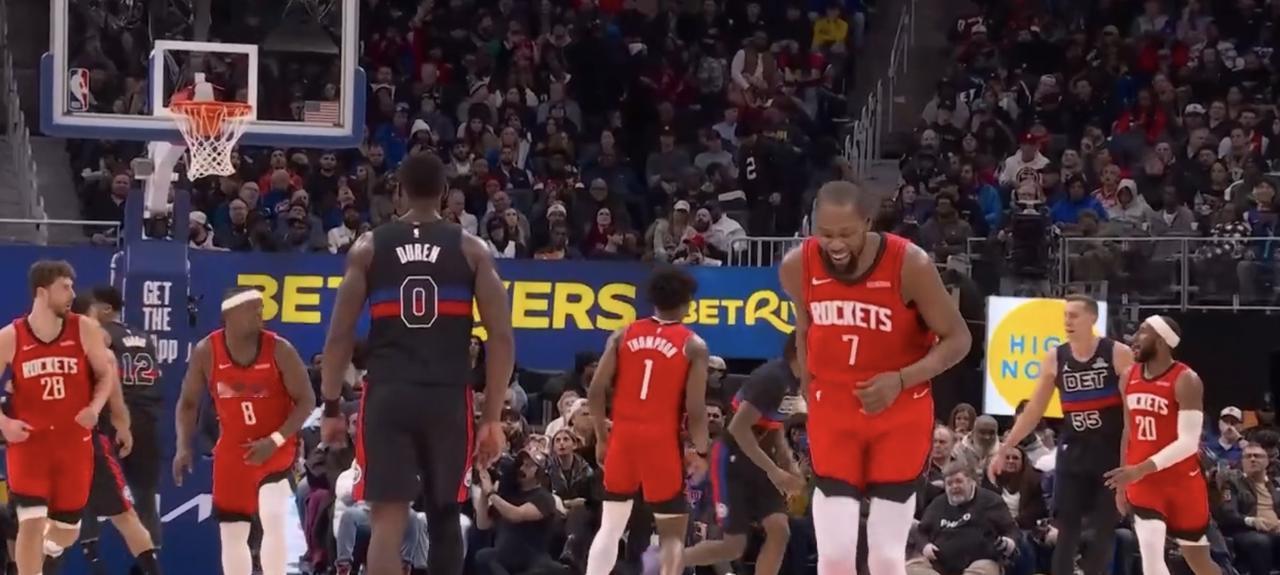 杜兰特忍不住笑了！
连续在弧顶单打杜伦命中3分后，他边跑边斜眼瞪着杜伦，随后露出