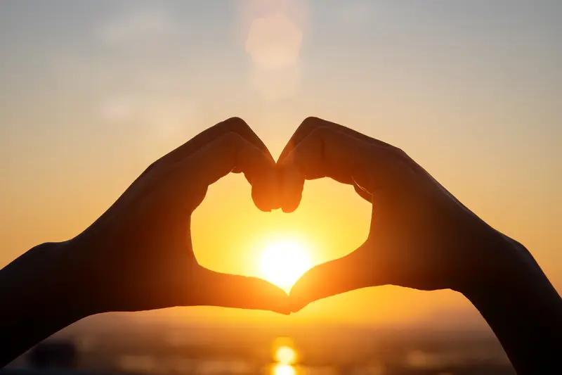 马伊琍这话，真说到人心里去了。人到中年才懂，性、约会、24小时聊天都不算是爱。真