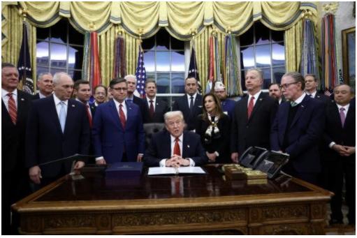 时隔43天，美国政府重新开门，这次只能坚持2个月？
 
当地时间2025年11月