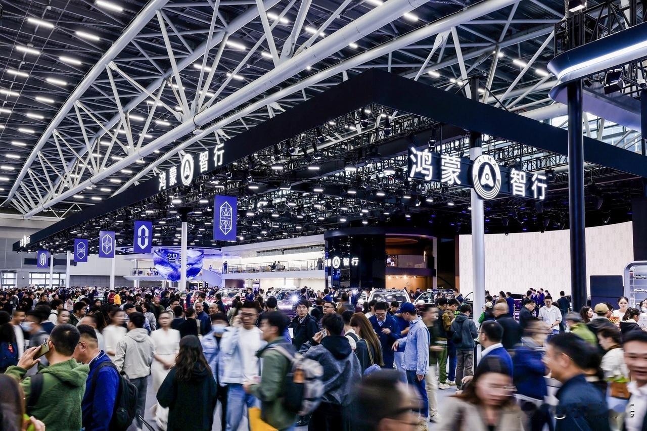 正在开幕的广州车展中，鸿蒙智行展台的热度很高，问界、智界、享界、尊界、尚界同时到
