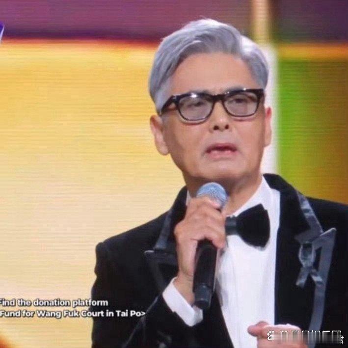 周润发快哭了周润发出席mama，周润发快哭了，一头银发，带全场观众为香港大火默哀