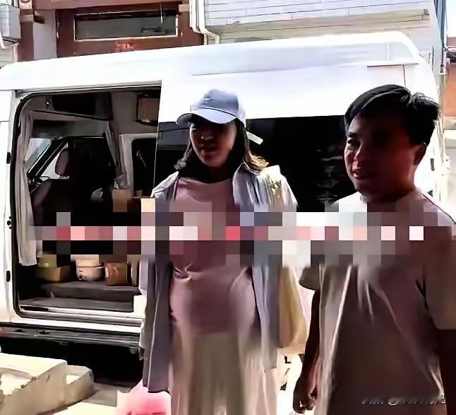 河南22岁姑娘怀孕6个月带男友回家，以为最多挨顿骂，父亲开门看清他脸，抄起扫帚就