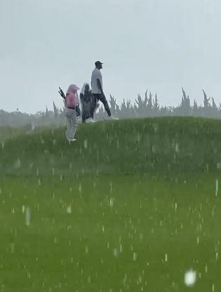老詹热爱高尔夫到什么程度？

下大雨照打不误，而且不是一般的大雨，都有下雹子的感