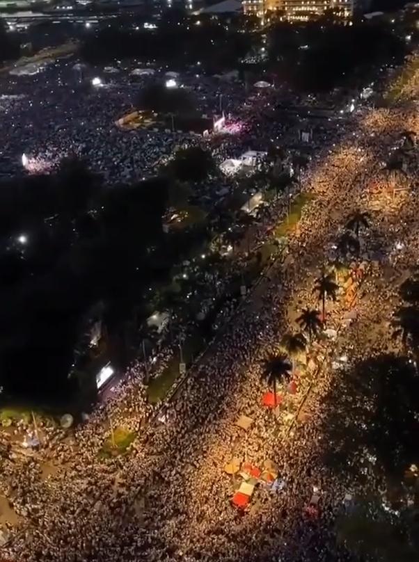 菲律宾持续爆发超大规模游行，要求政府对防洪工程中涉嫌的腐败行为进行问责。看到这乌