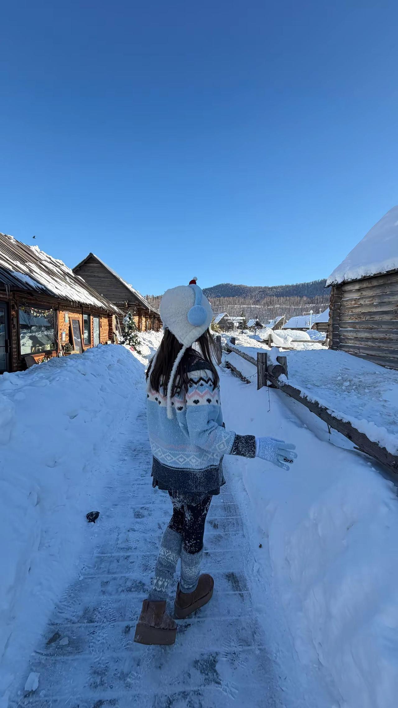 暗恋是苦涩的 藏在心底的痛 却又是快乐的 每次与你对视的瞬间 似乎能治愈我许多 