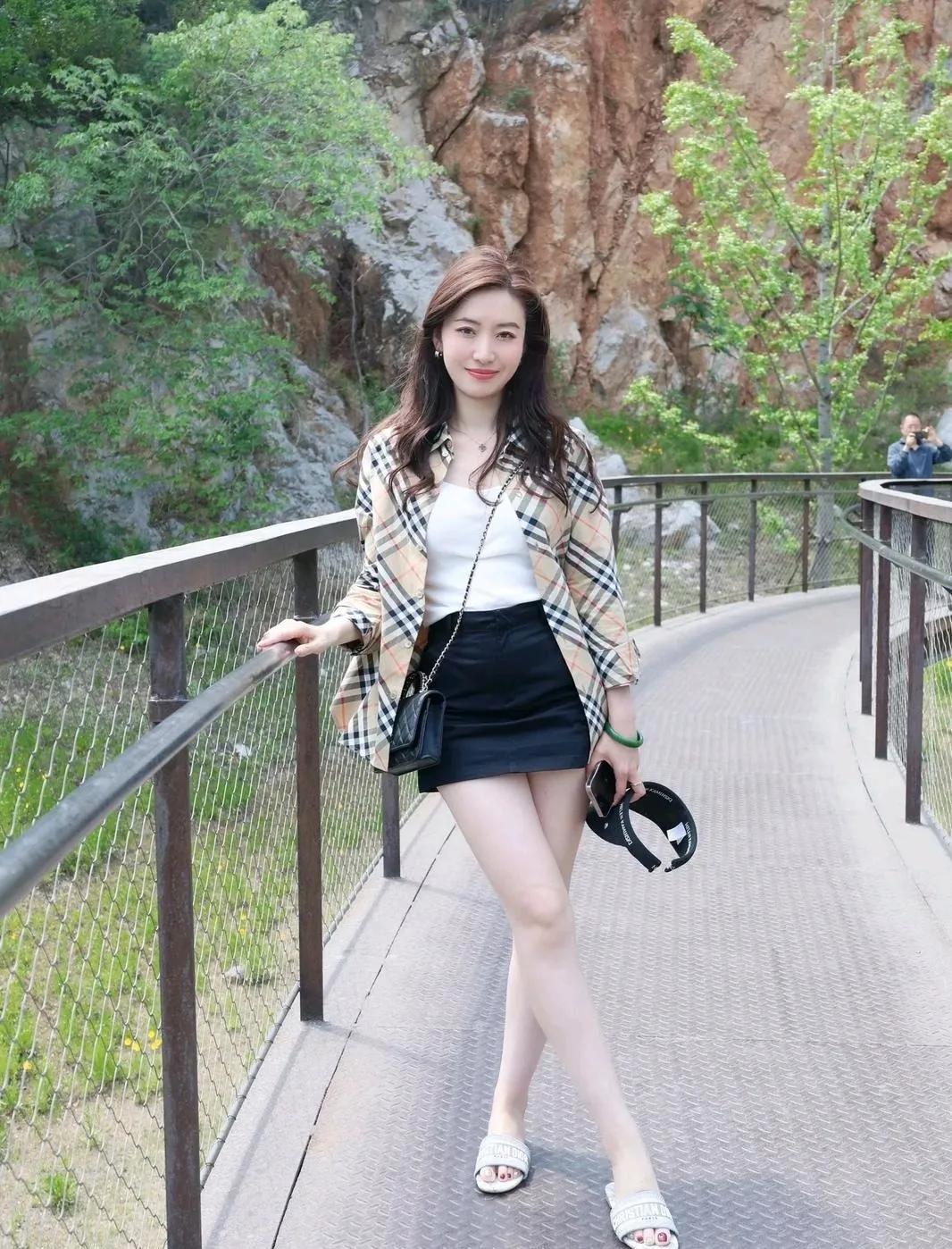 桥上美人倚，笑语入画来。
