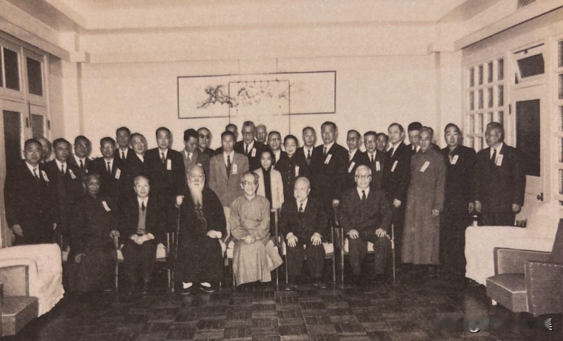 1961年1月26日，中国公学校友会在台湾银行的餐厅为胡适补庆生日，胡适与出席的