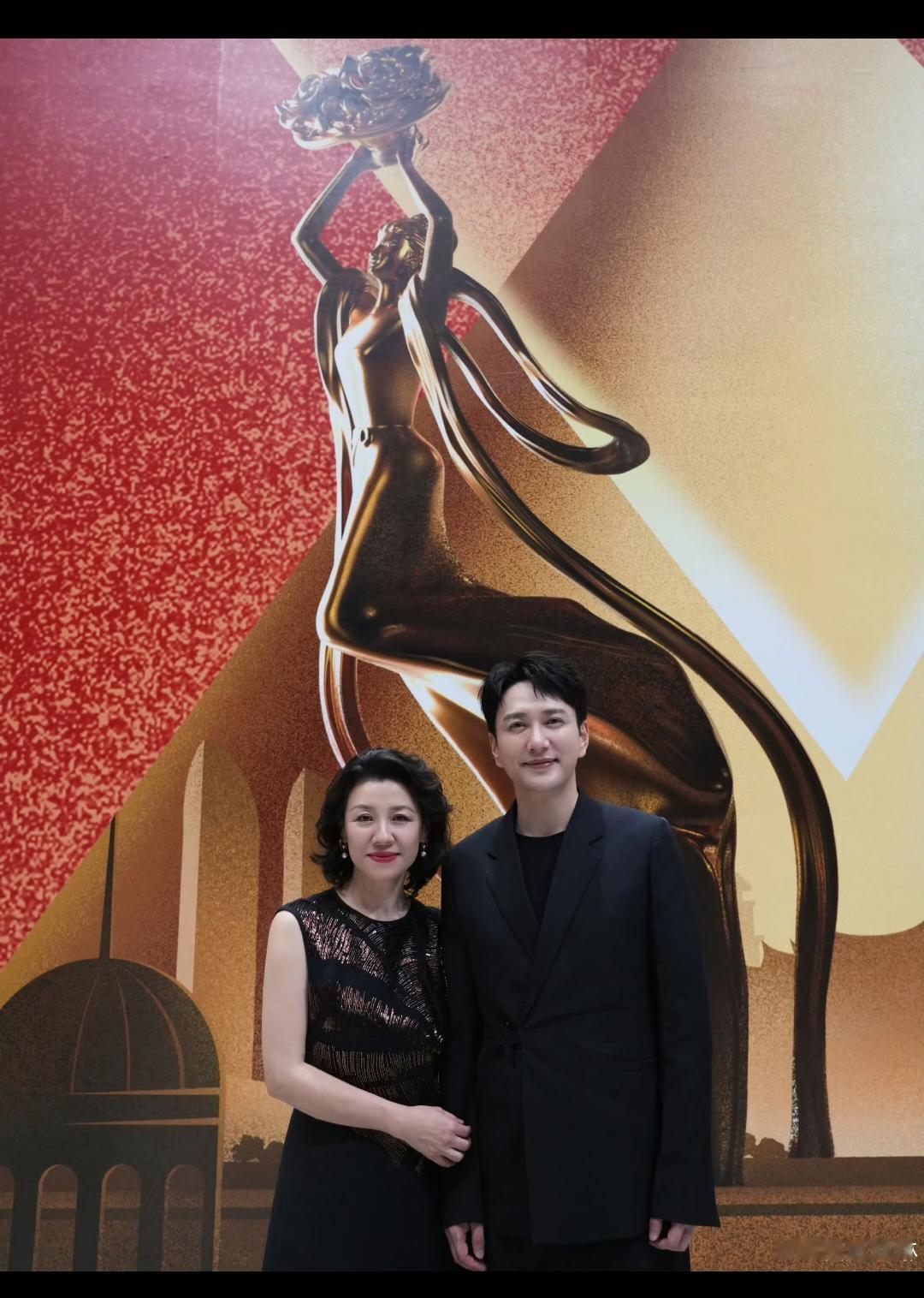 这知否选角真的是绝了！
长柏和爹在一起像爹，和娘在一起像娘，怎么看都是亲生的！