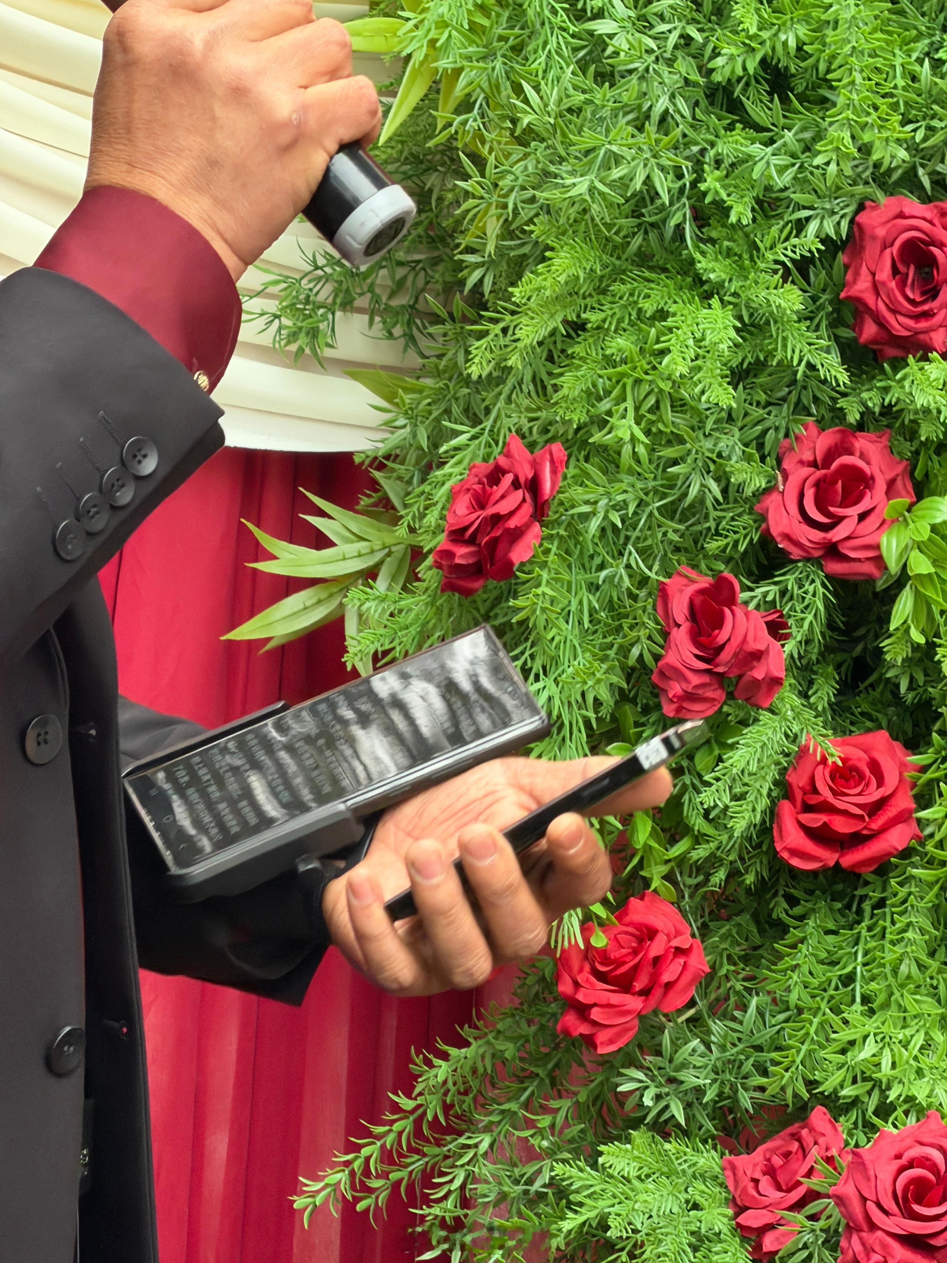 还有这种题词工具直接架在手上第一次见