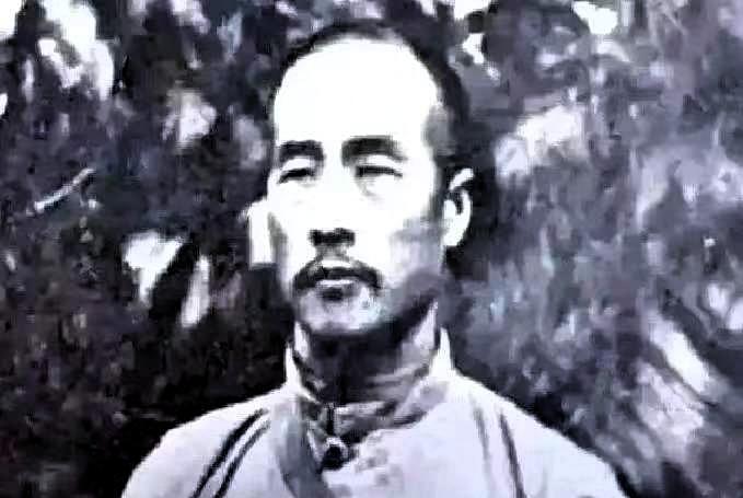韩复渠被蒋介石枪决后，郑洞国奉命去抄家。本以为会撞见哭天喊地的场面，可推开大门，