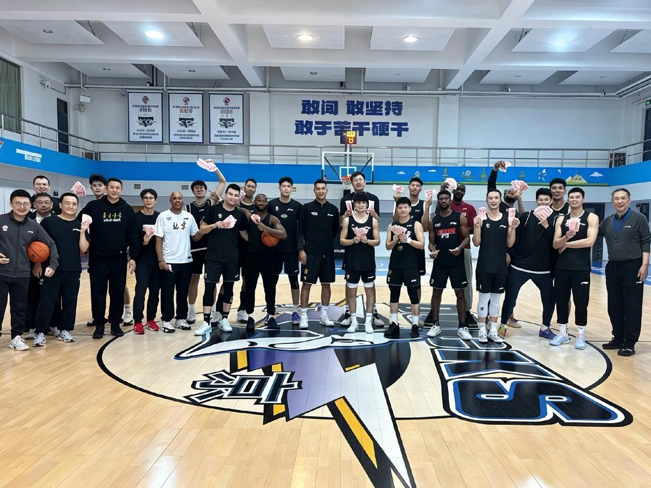 CBA最新消息：据北京男篮队长翟晓川在社交媒体发布北京男篮合照：开工大吉。从晒出