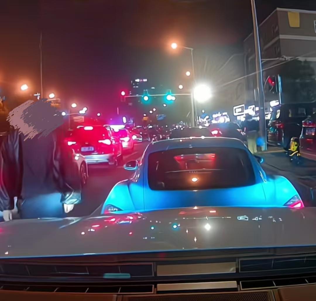 湖南一女子追尾保时捷，小伙看刮痕不大不要赔偿，女子坚持加微信赔偿888元。女子很