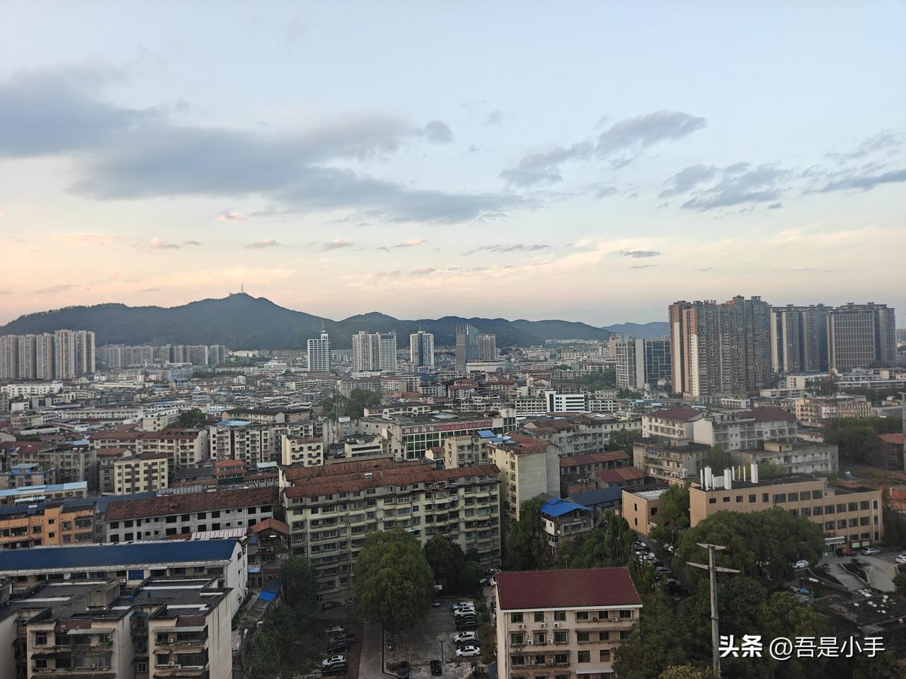 70后姐姐来找我修手机。她有4个孩子，三个儿子，一个女儿。因为第二个儿子是我从小