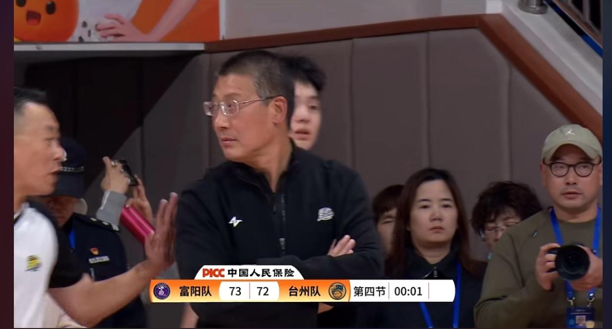 最后1秒的吹哨前，浙BA8强淘汰赛富阳队凭借夏森补篮将比分定格在73:72，一秒