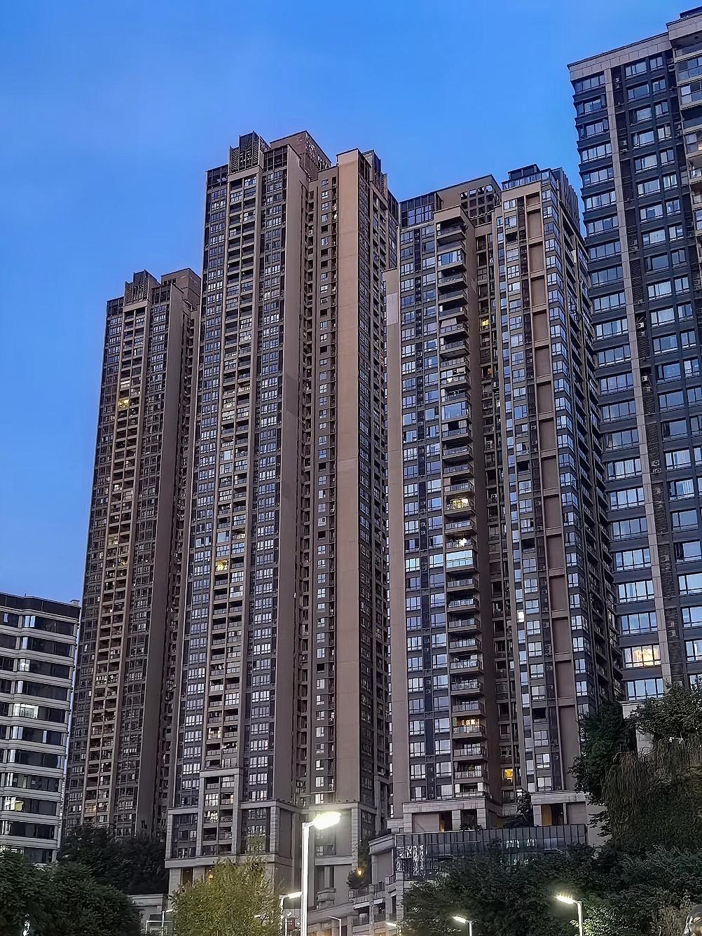 现在的房价跌的太离谱了！
我重庆有套房，上个月有人出价110万，我没卖，这个月降