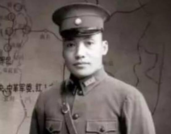 1936年，一名国民党中将跟随红军走完长征，谁知等到了延安，毛主席却对他挥了挥手