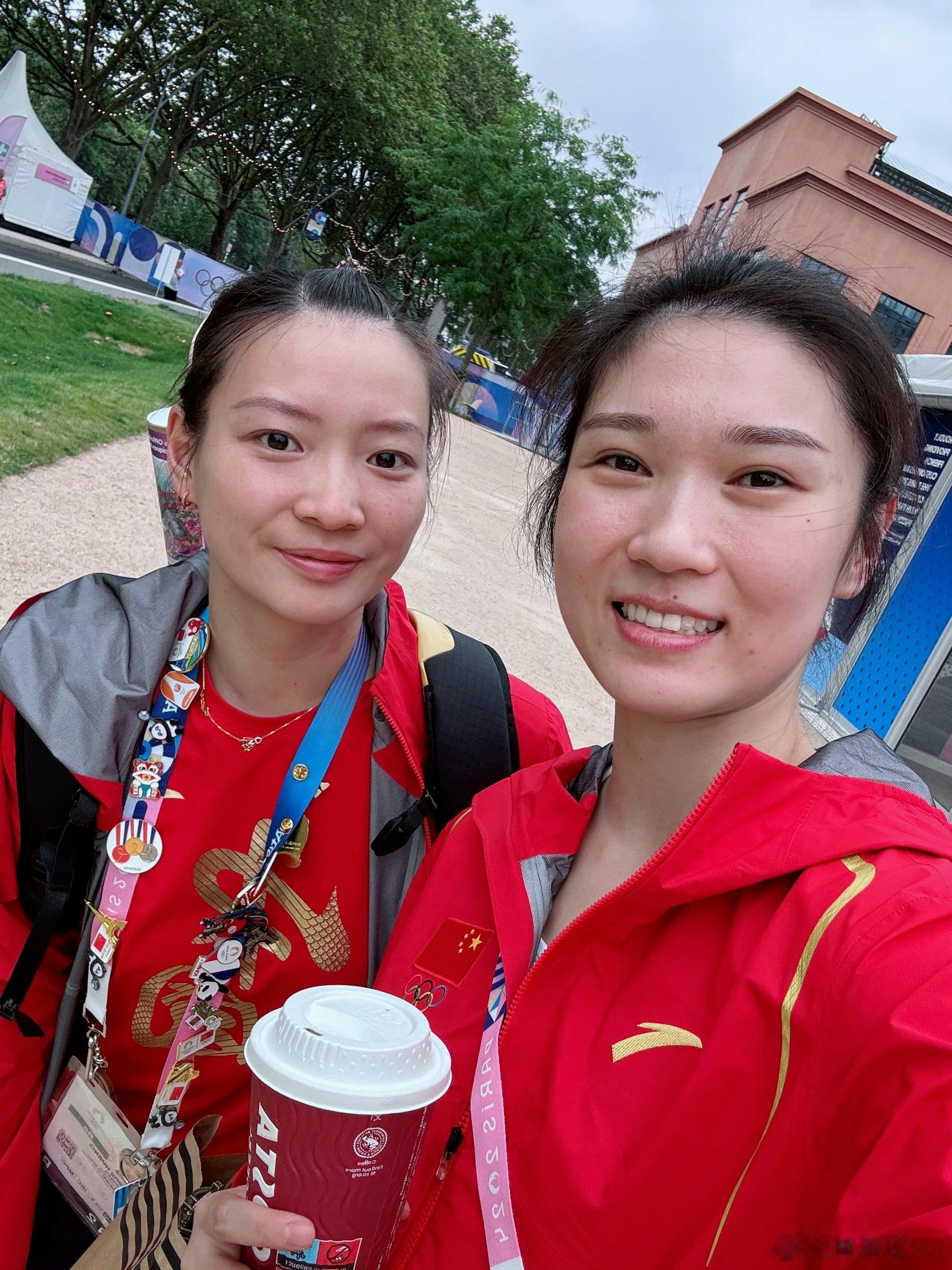 🏸🏐联动黄雅琼晒出和王梦洁在奥运村的合影，咱们就一个愿望。希望两位都圆梦[污
