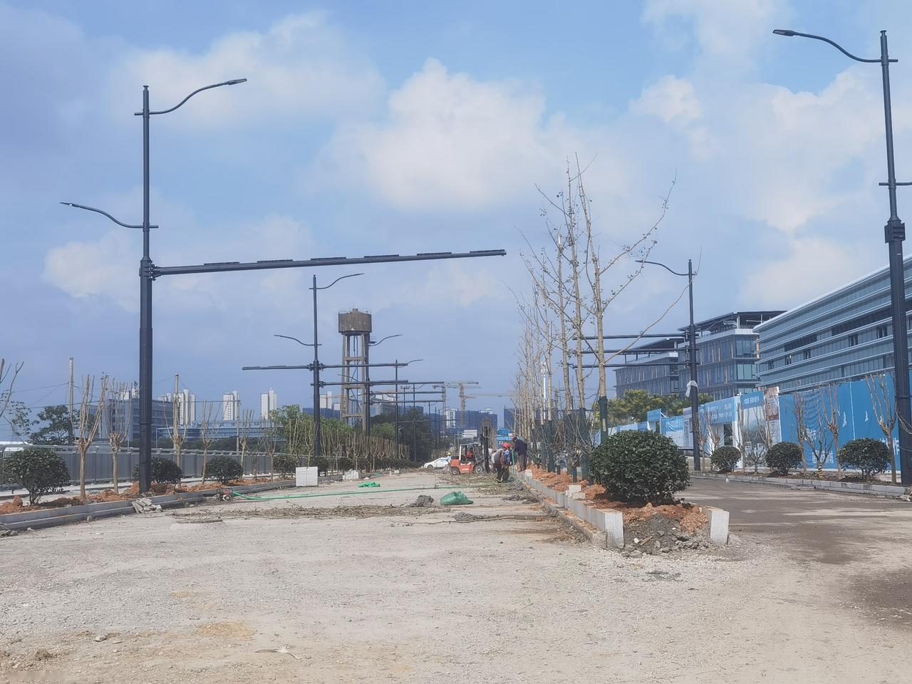 敬敷路东延项目一期已经开始绿化和装路灯和红绿灯。