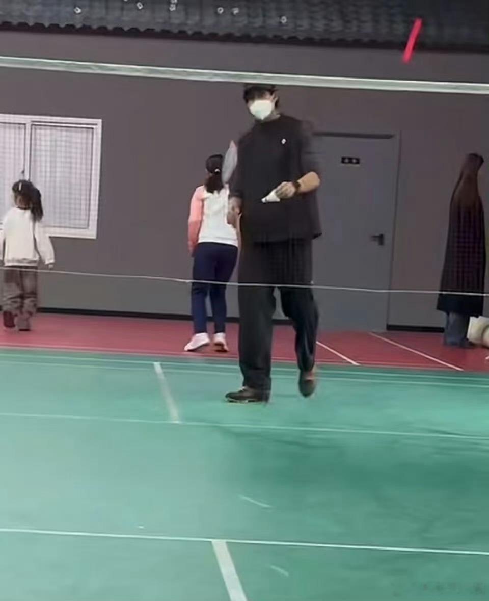大连偶遇宋威龙打羽毛球偶遇宋威龙戴口罩打羽毛球 宋威龙真的把粉丝交代的好好运动听