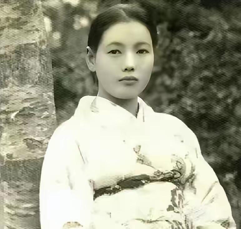 1978年的春天，重庆江津白沙镇，一个再普通不过的农家院子。一个穿着蓝布衣服的农