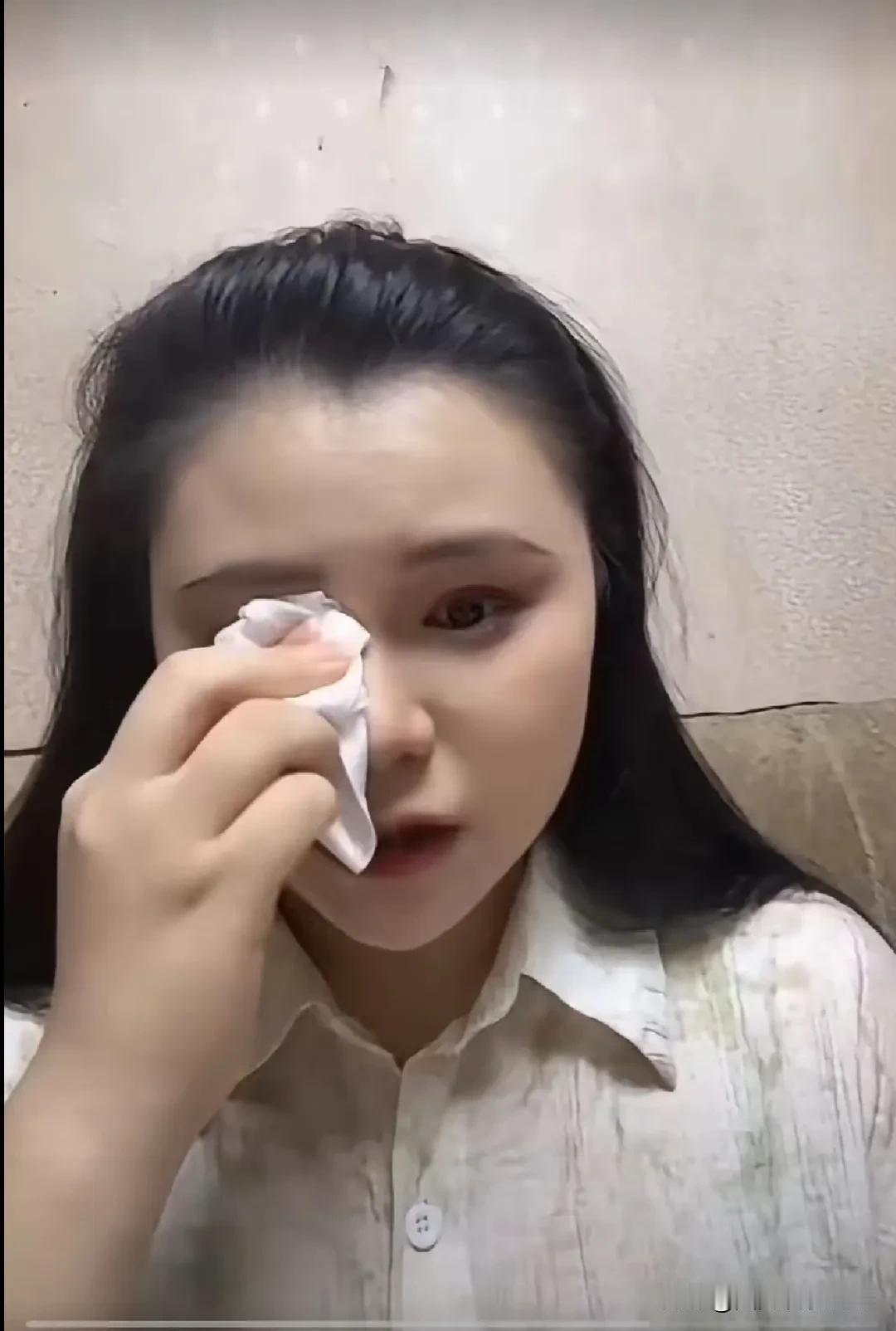 小杨梅首次在直播间谈到自己在养父养母的生活。
         小杨梅回归好几个