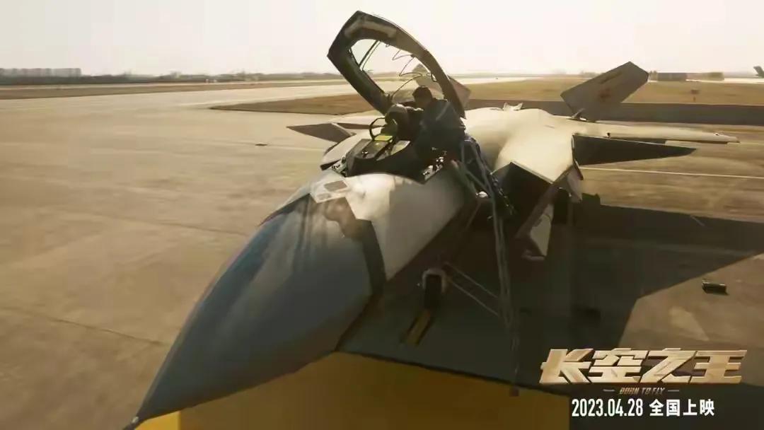 电影《长空之王》真的太好看了，演员演技丝滑，制作用心，视觉震撼力强，观众拍手叫好