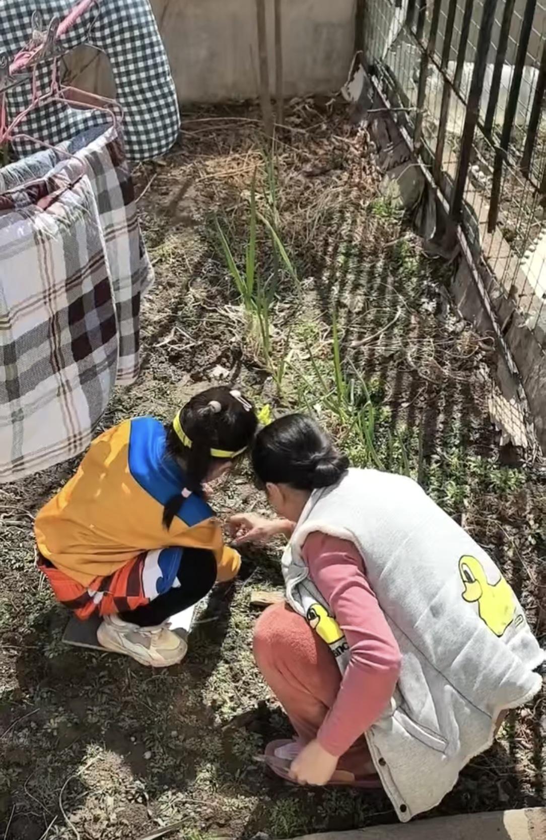 小长假孩子过来了。
小宝最近迷上《西游记》《哪吒》，她妈给买了一套悟空的衣服，一