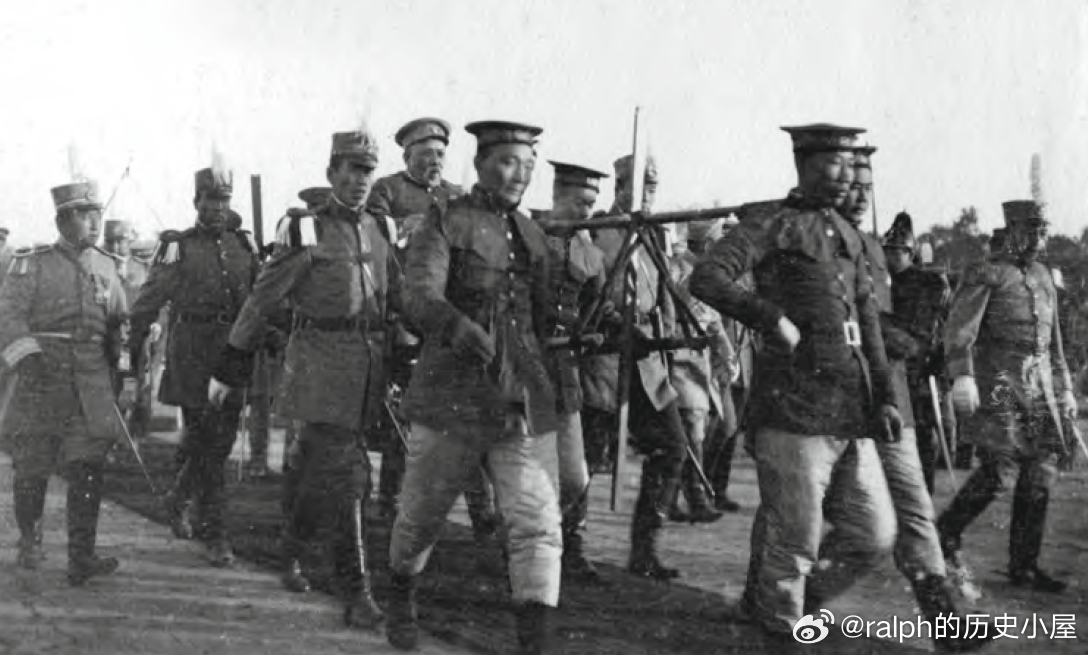 1914年冬至，袁世凯在天坛举行了隆重的祭天仪式，为他策划中的登基称帝做了一次彩