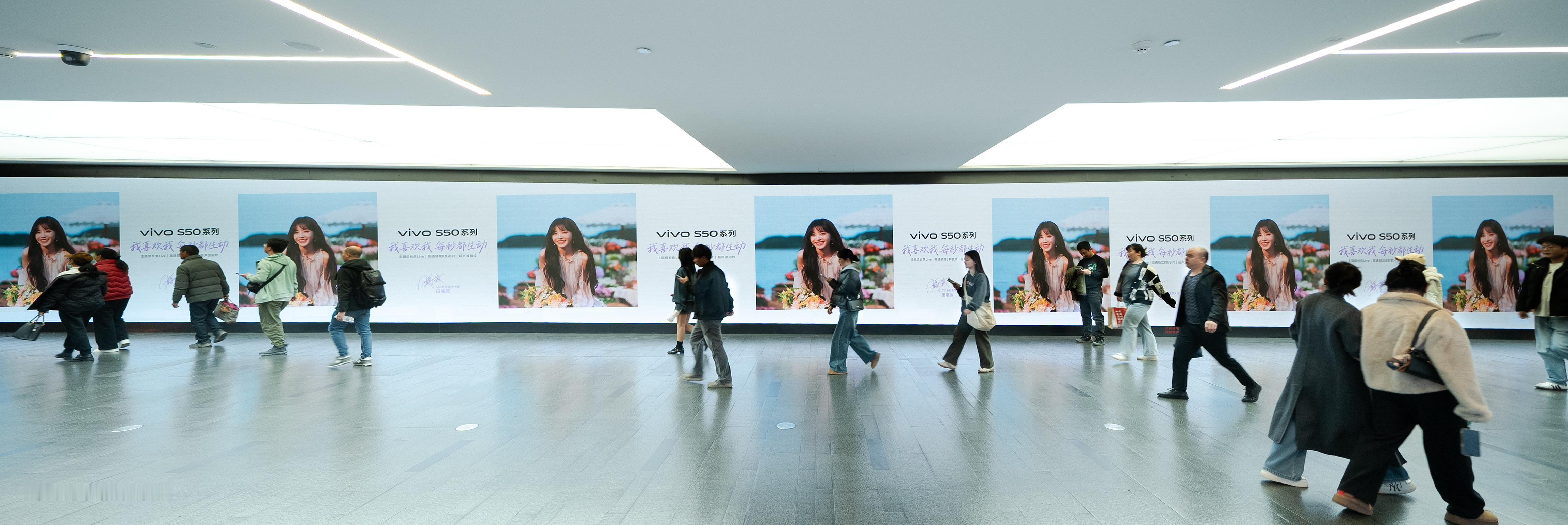 是谁被小田的花束狠狠拿捏？白里透金新机超吸睛，大屏打卡仪式感拉满，浪漫直接溢出屏