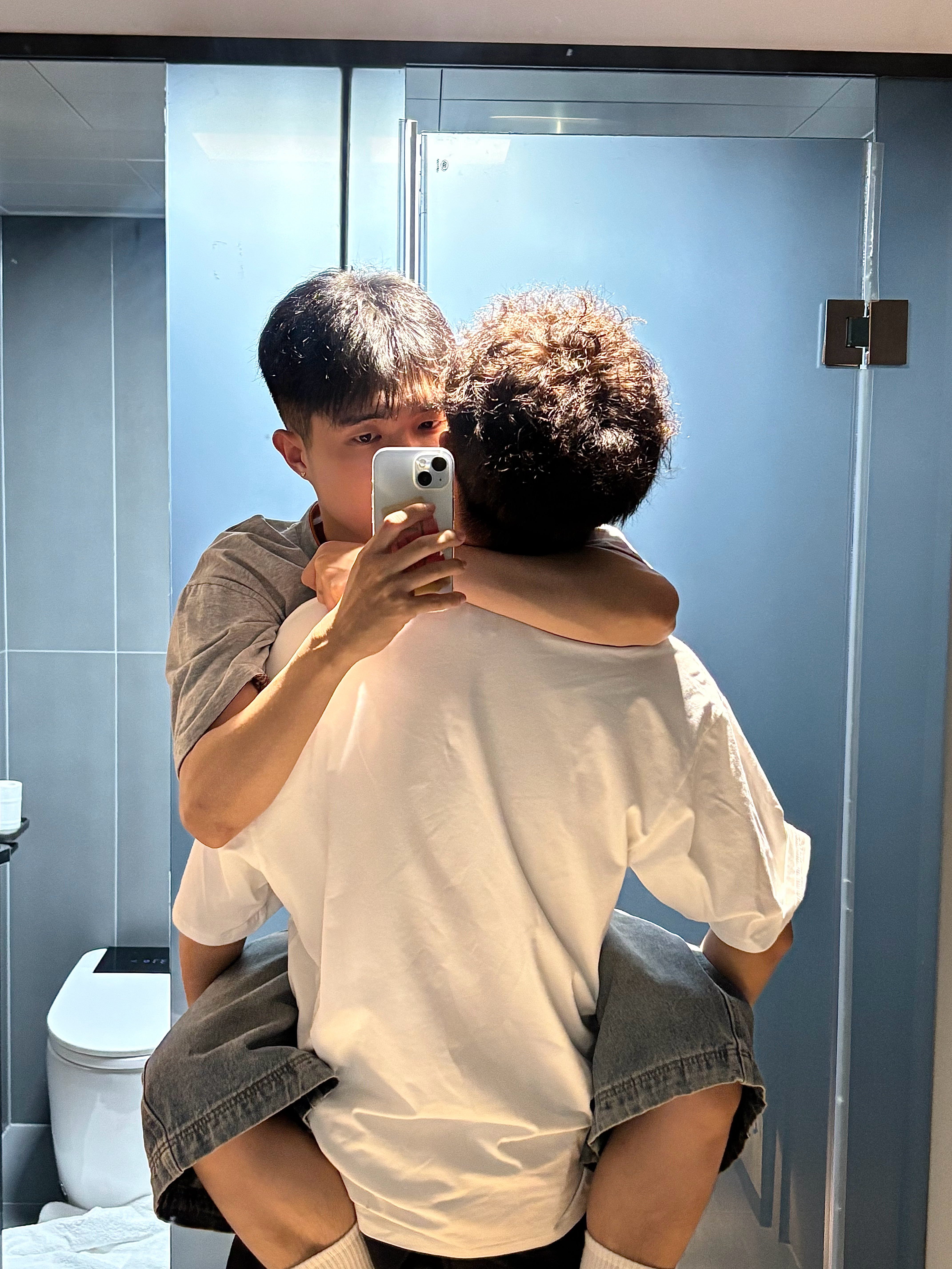 很轻松的抱起老婆 ​​​