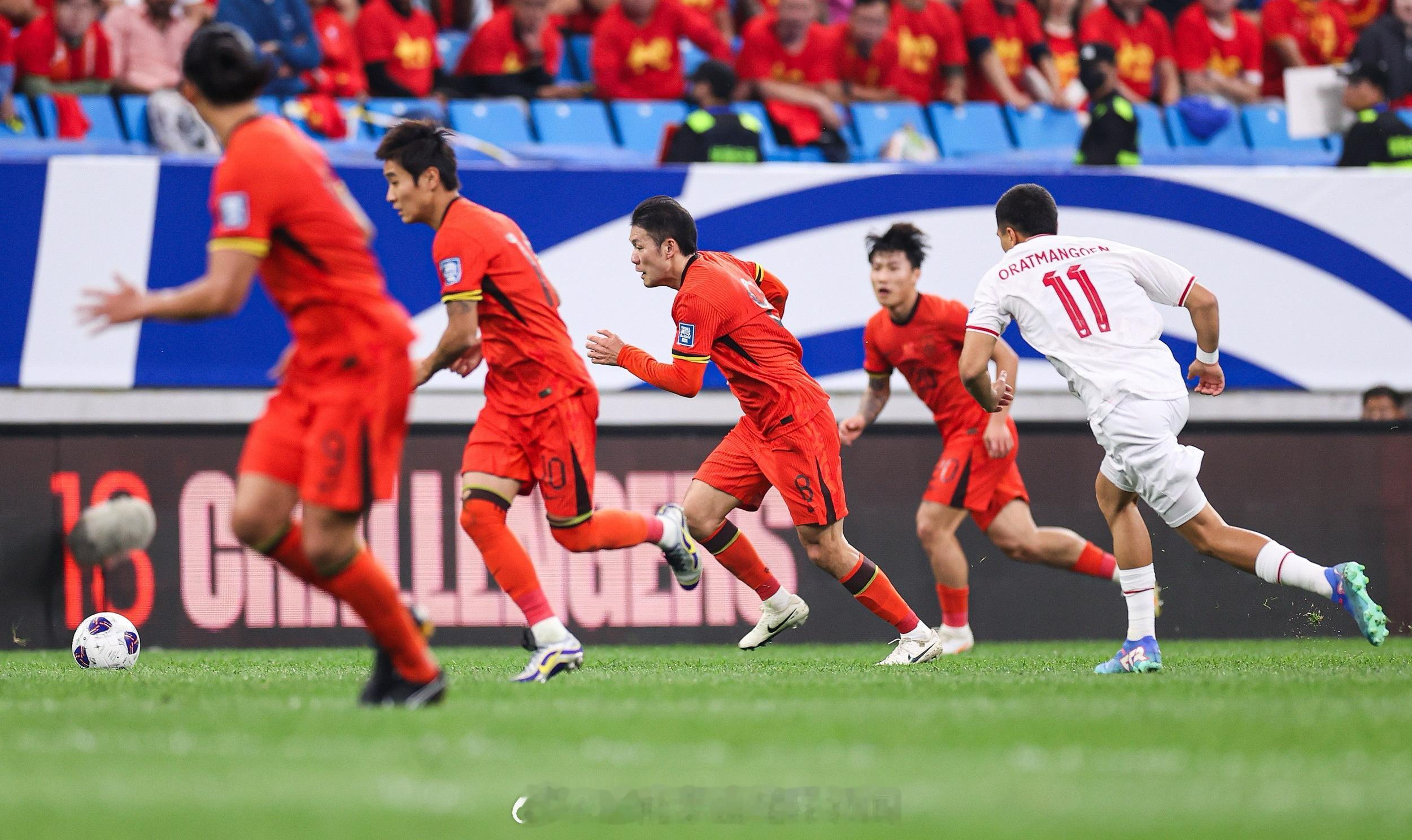 #国足18强赛# 中国男足主场2-1击败印尼队，取得世预赛18强赛首胜。《东方体