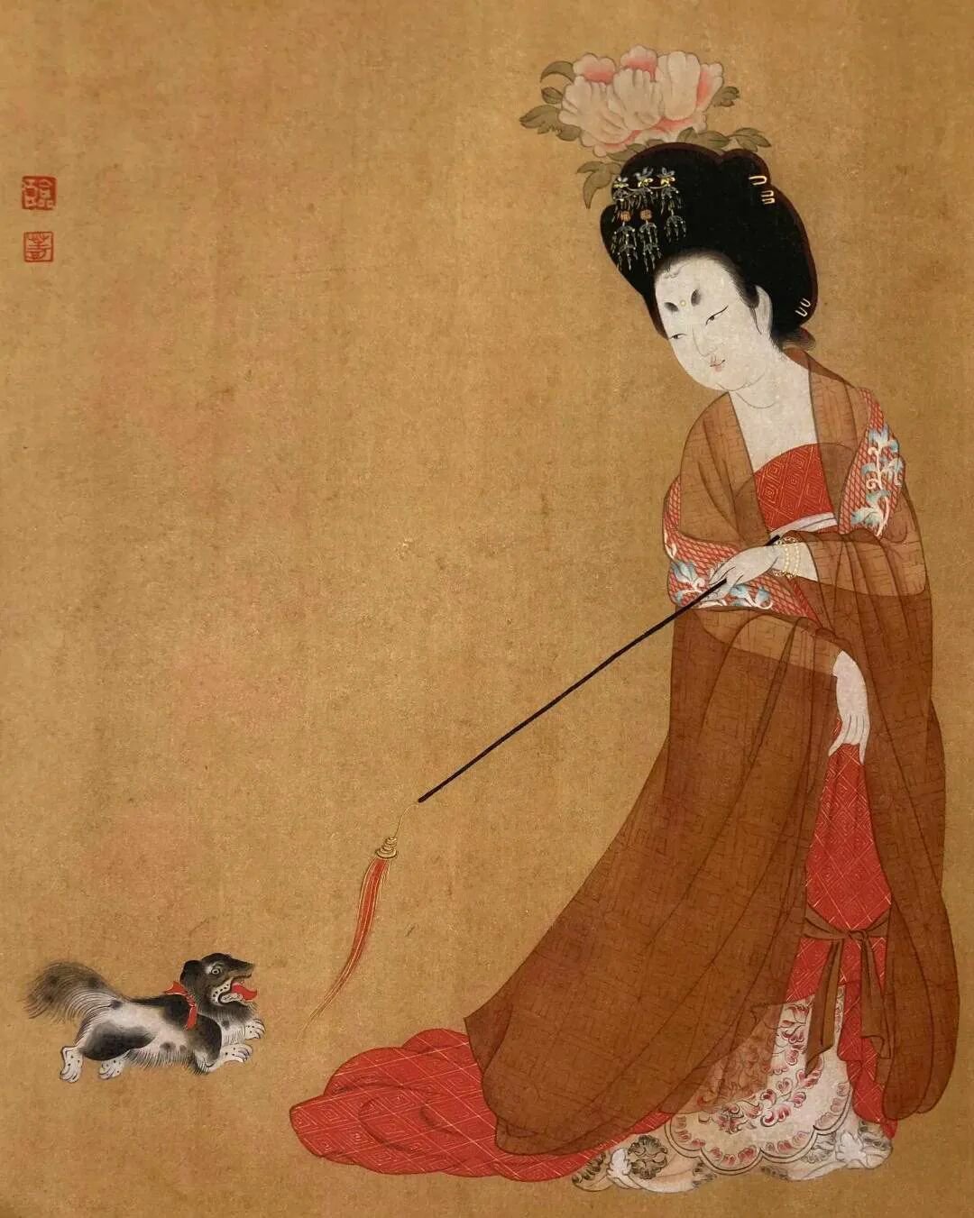 网友去西园西偶遇一只调皮的小猫 追着小姐姐的披帛玩，这和《簪花仕女图》岂不是一模