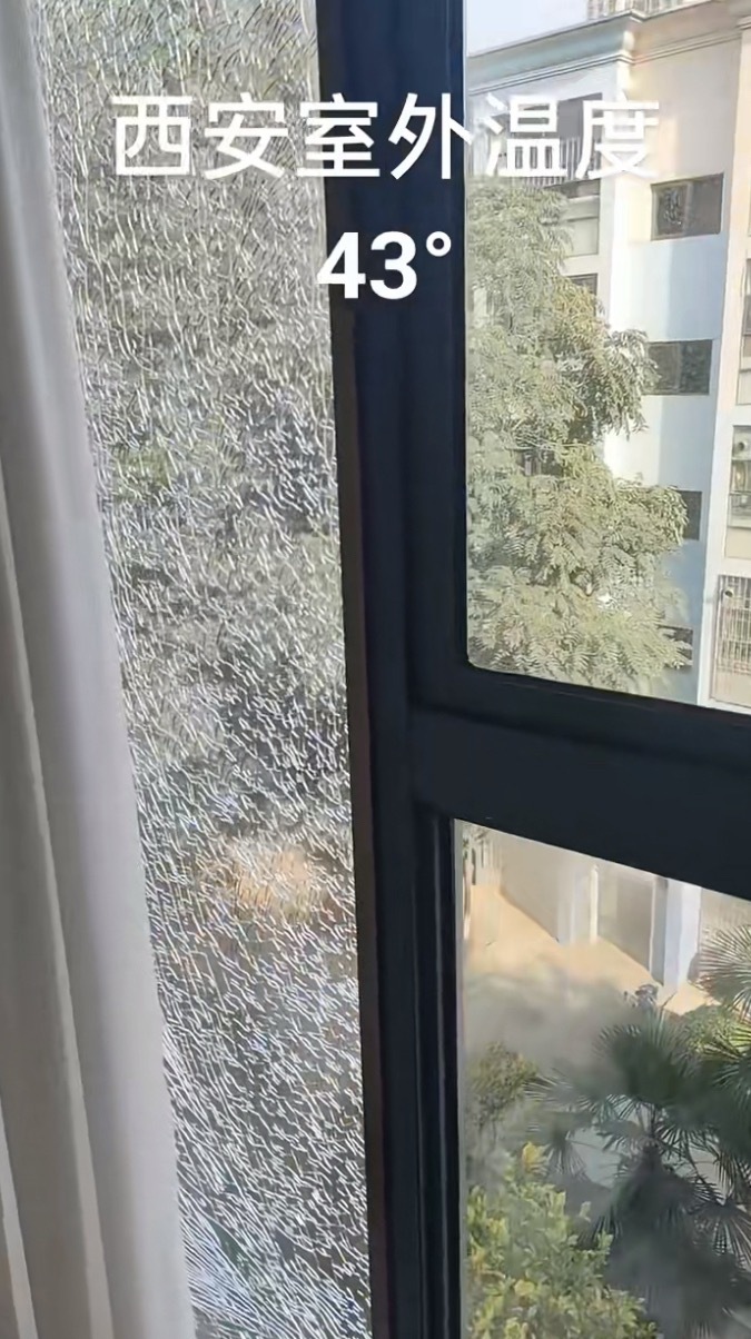 西安 玻璃热爆现实版热爆了？估计玻璃有裂缝，加上室内开空调，室外高温，内外温差大
