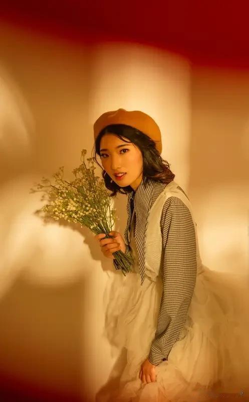 姑娘们面对众帅哥追求犯愁，这场景像极了卓文君当年。司马相如一曲《凤求凰》就让卓文
