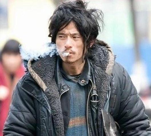 我曾经不算一个好男人，但手里有钱就可以玩浪漫。
我现在算个好男人了，孝顺父母，爱