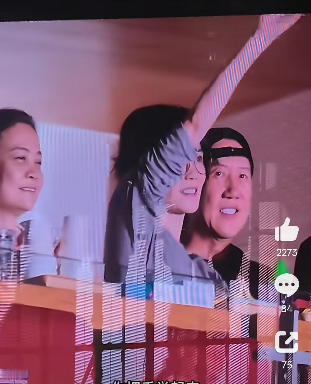 那英演唱会王菲也去捧场了！
那英在舞台上还公开喊话王菲，接着老那还说了你还带个眼