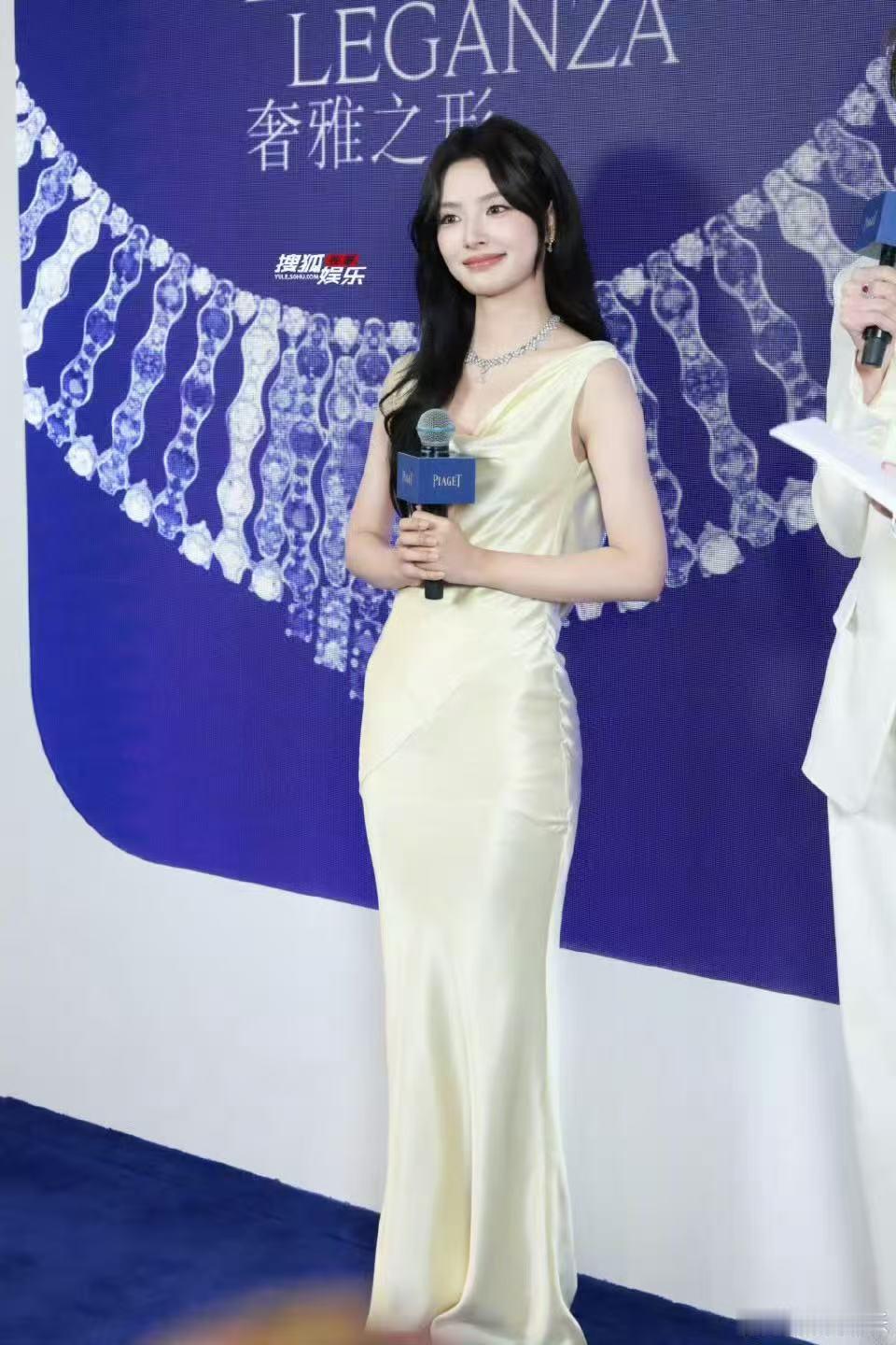 徐若晗大露背徐若晗露背装礼服徐若晗露背装礼服，太美了 