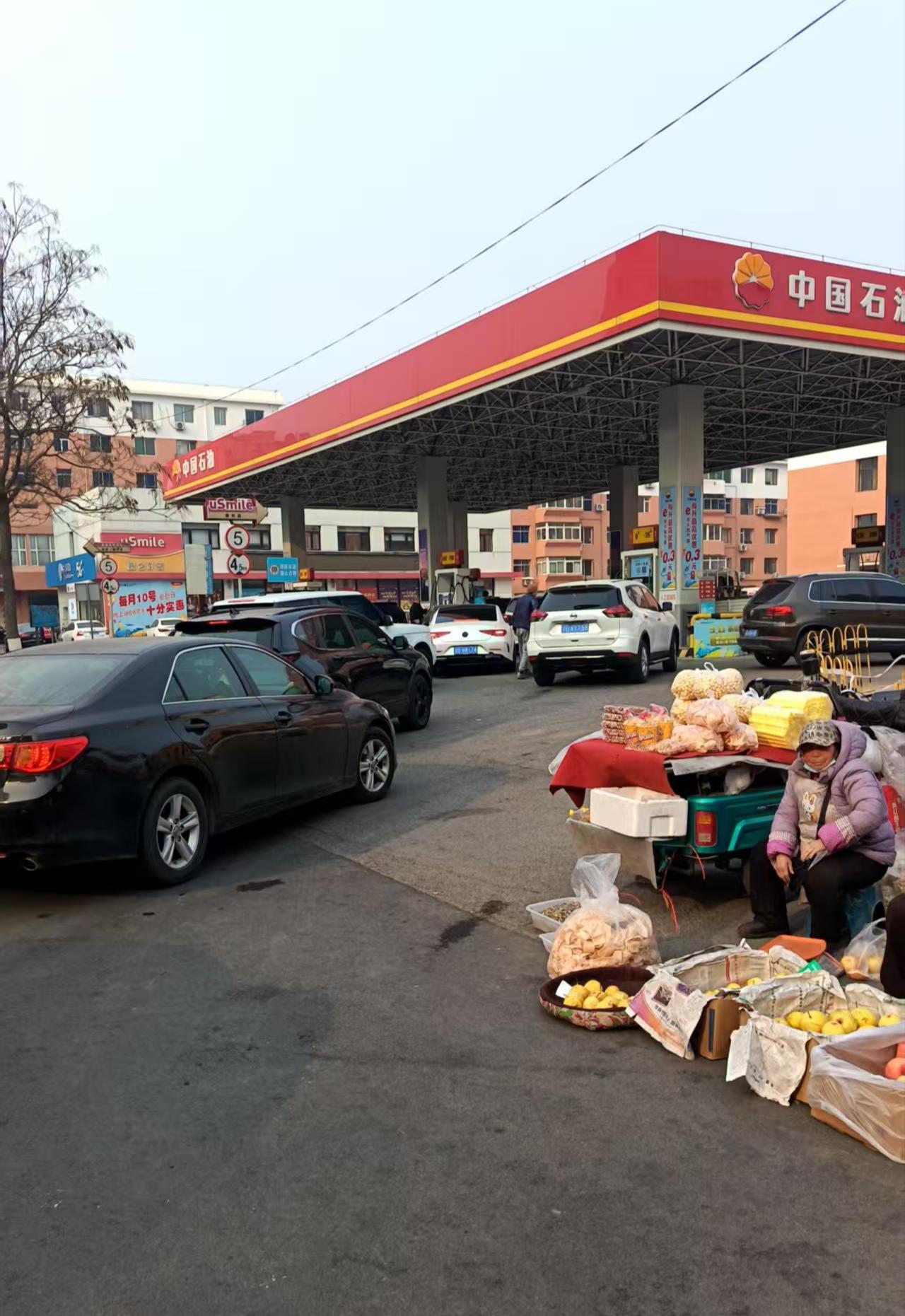 油价涨多少，不知道，但是，今天车主们加油的热情可真高！

再加上满200减几十块