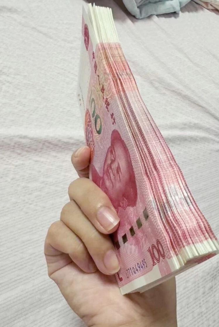 以后工资只取现金，塞进旧信封以后工资只取现金，到账当天就去柜台整笔取出来，塞进抽