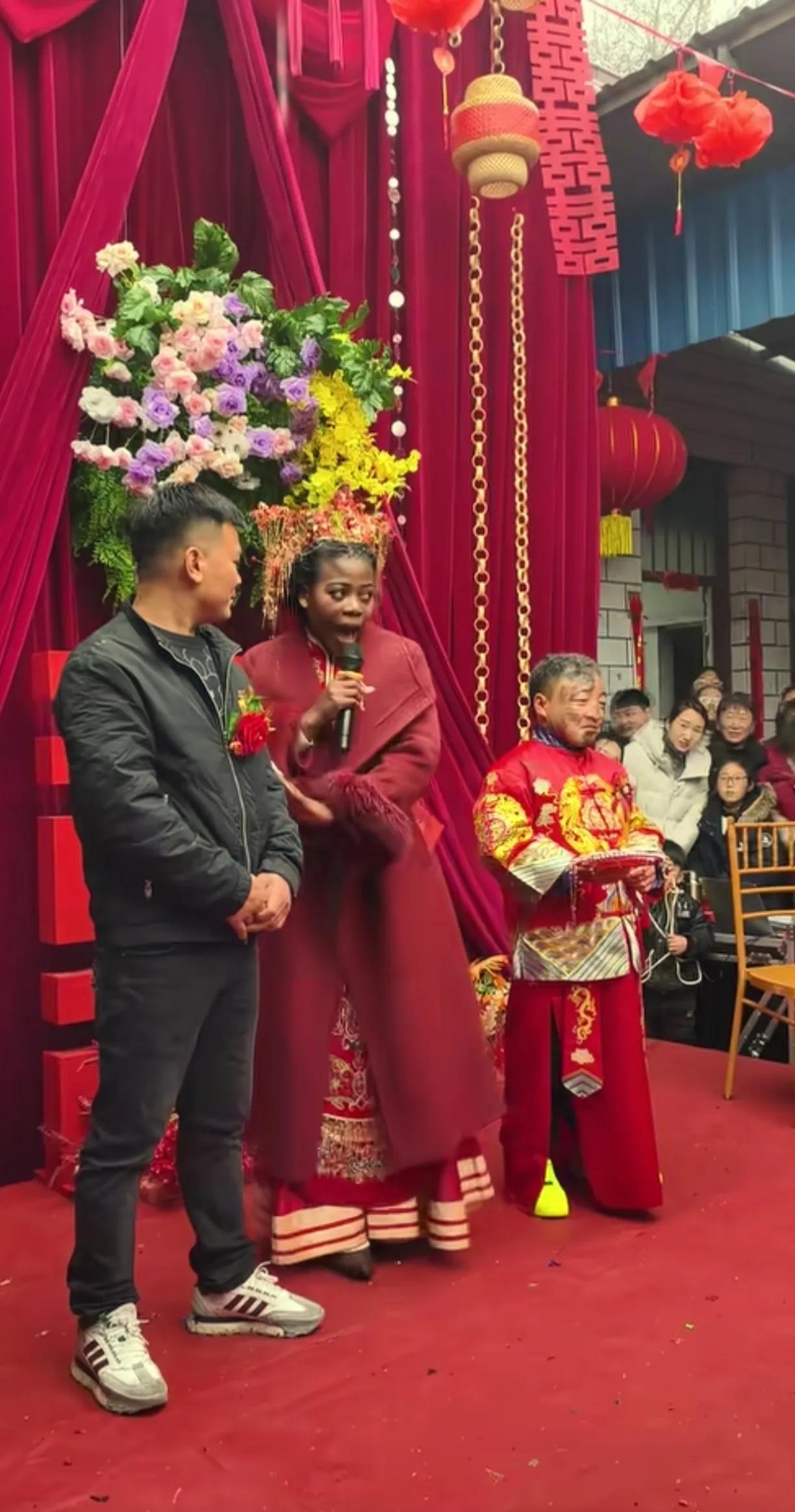 一直以为穿黑色衣服的是新郎，最后才发现旁边花脸的是新郎官。