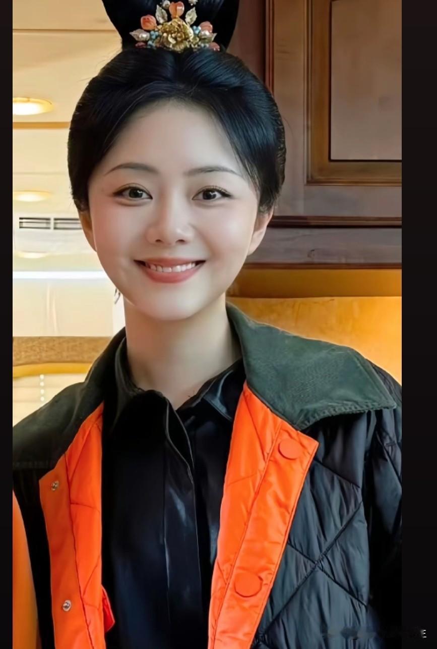 这组穿搭确实好看，她笑起来软乎乎的，古装现代都很有氛围感新中式温婉穿搭 明星 [